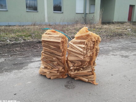 Palivové dřevo smrkové třísky na podpal objem pytle 50 litrů. 