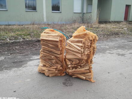 Palivové dřevo smrkové třísky na podpal objem pytle 50 litrů. 